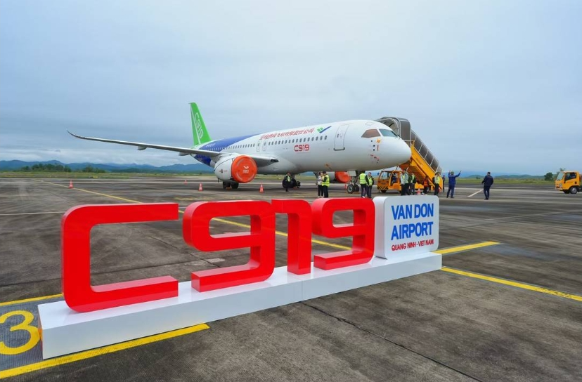 中国商飞东南亚演示飞行ARJ21和C919飞机