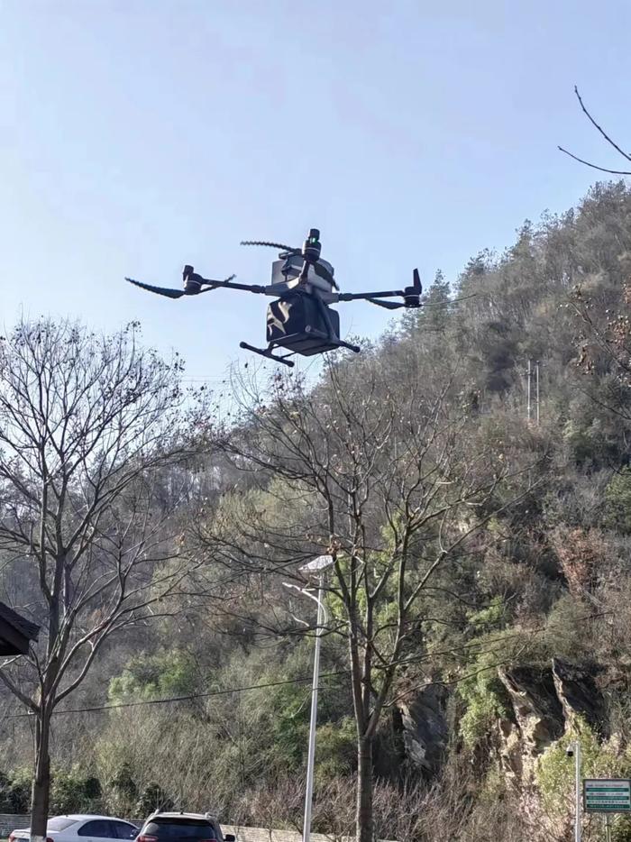 “空中航空快递员”来了！湖北首条低空物流配送路线首飞秀，大获成功。