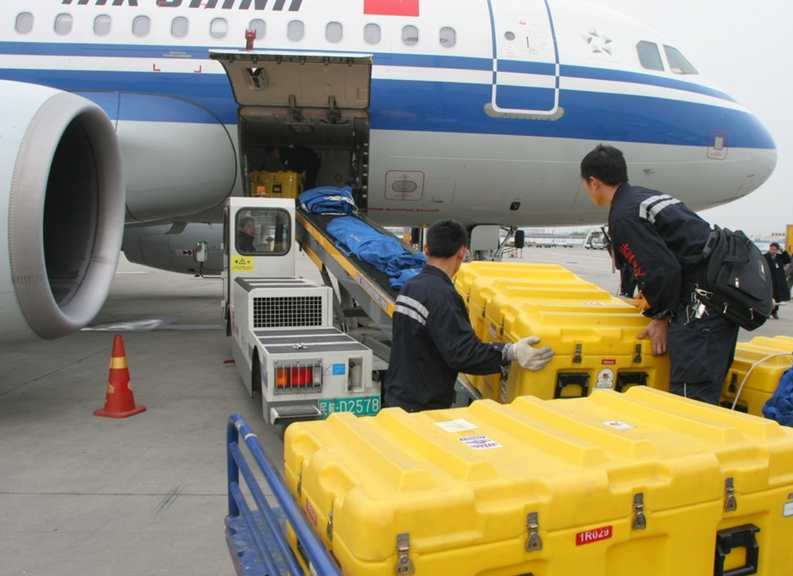 航空快递运输积极应对挑战，确保货物安全快速送达