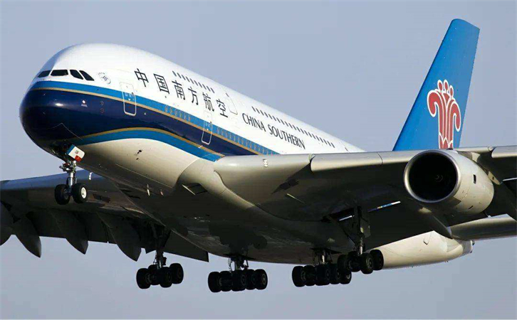 航空快递“航空健康出行指南”“空运通AviPort”……这些成果在2023北外滩国际航空论坛上发布